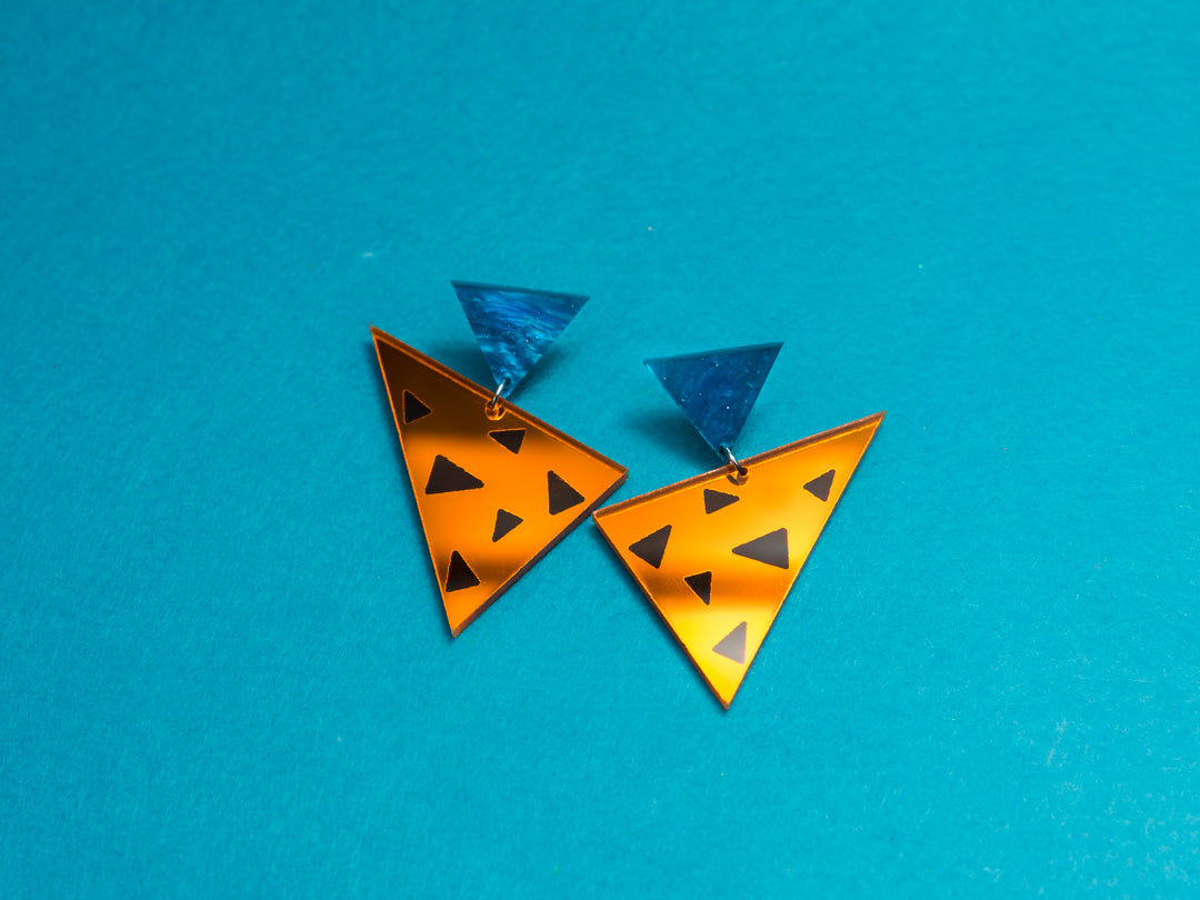 Pendientes de metacrilato inspirados en la vestimenta de Pedro Picapiedra. Con efectos espejo y aguas y un  estilo animal print