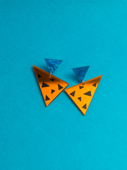 Pendientes de metacrilato inspirados en la vestimenta de Pedro Picapiedra. Con efectos espejo y aguas y un  estilo animal print