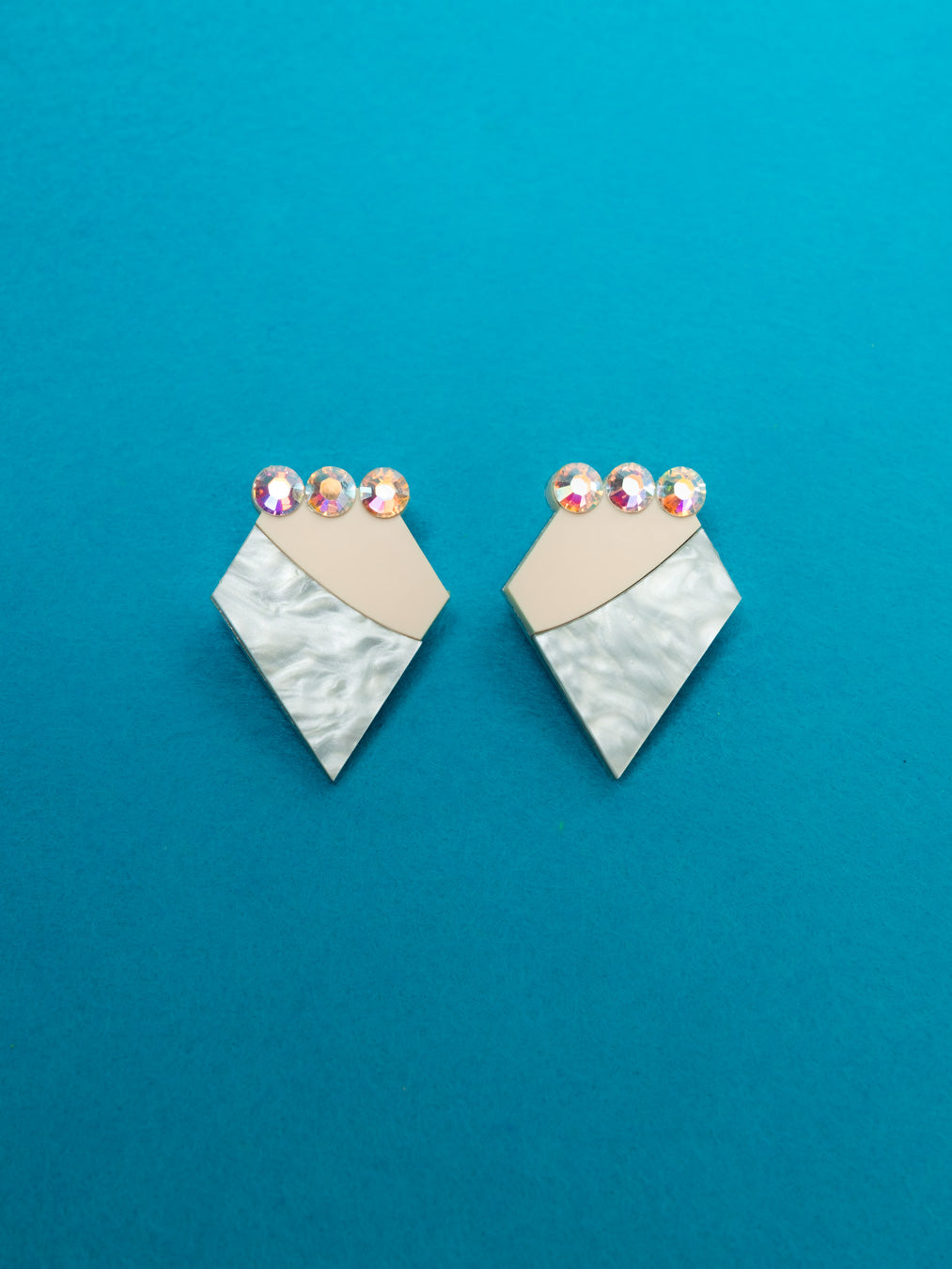 Pendientes de metacrilato inspirados en la vestimenta de Vilma Picapiedra. Con efecto aguas y cristales swarovski.