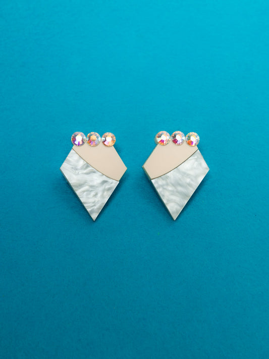 Pendientes de metacrilato inspirados en la vestimenta de Vilma Picapiedra. Con efecto aguas y cristales swarovski.