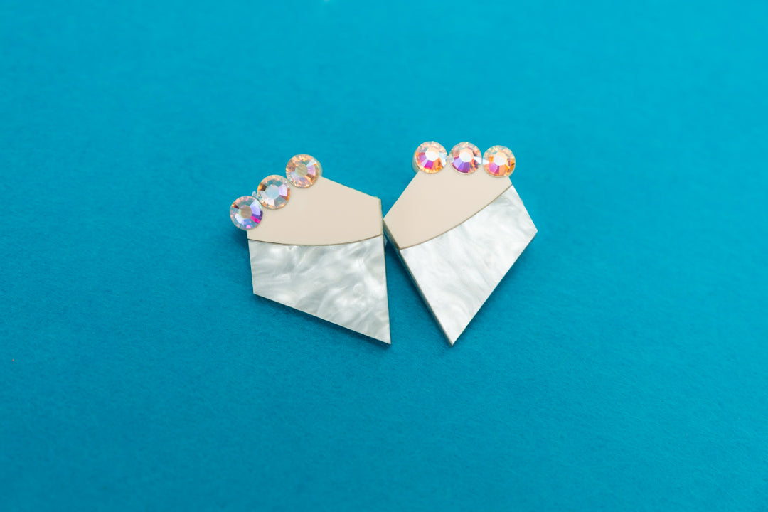 Pendientes de metacrilato inspirados en la vestimenta de Vilma Picapiedra. Con efecto aguas y cristales swarovski.