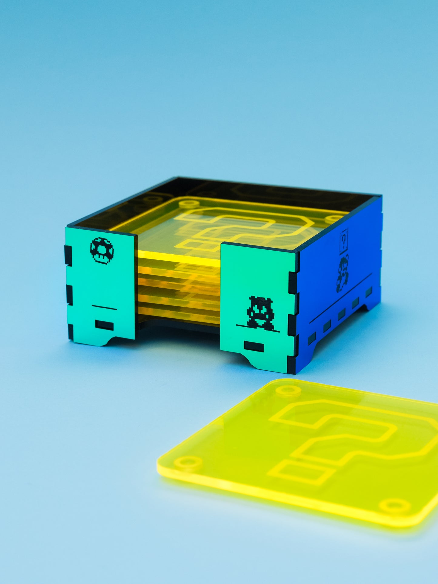 Posavasos de metacrilato inspirados en mario bros, los posavasos son amarillo fluor con su gotas antideslizantes y la caja en metacrilato espejo iridiscente 