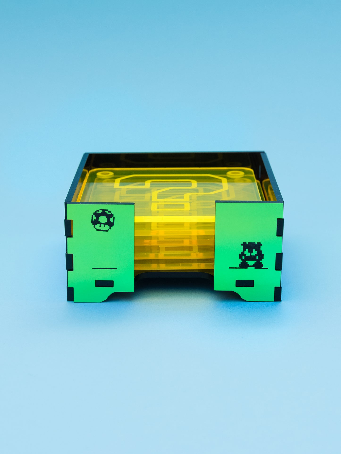 Posavasos de metacrilato inspirados en mario bros, los posavasos son amarillo fluor con su gotas antideslizantes y la caja en metacrilato espejo iridiscente 
