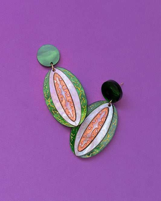 Pendientes de metacrilato con forma de melón y estética sugerente. Atrevidos, coloridos y perfectos para lucir el verano con actitud.