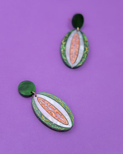 Pendientes de metacrilato con forma de melón y estética sugerente. Atrevidos, coloridos y perfectos para lucir el verano con actitud.