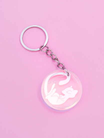 Llavero de metacrilato inspirado en la serie Pokémon, en este caso el nº151 Mew en rosa metalizado y burbuja en iridiscente. Con llavero de acero inoxidable