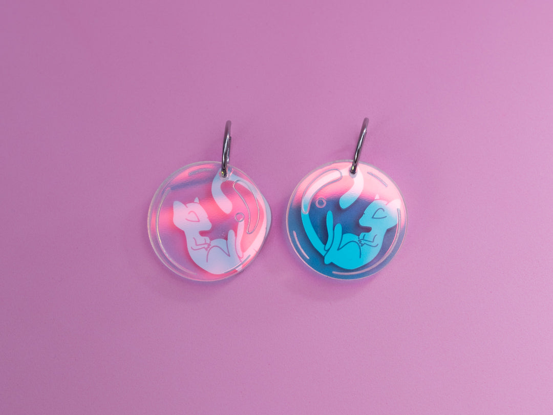 Pendientes de metacrilato inspirados en la serie Pokémon, en este caso el nº151 Mew en rosa metalizado y burbuja en iridiscente. Con aros de acero inoxidable