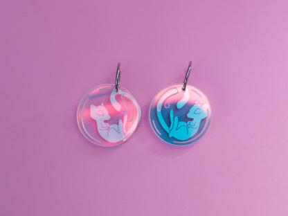 Pendientes de metacrilato inspirados en la serie Pokémon, en este caso el nº151 Mew en rosa metalizado y burbuja en iridiscente. Con aros de acero inoxidable