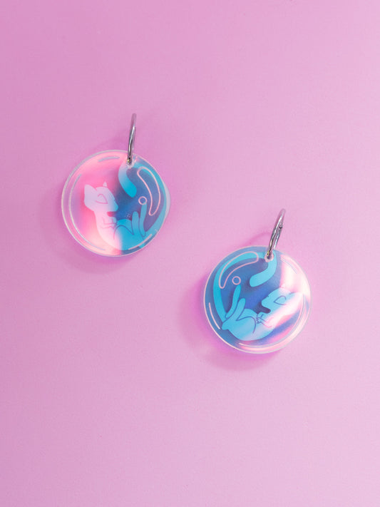 Pendientes de metacrilato inspirados en la serie Pokémon, en este caso el nº151 Mew en rosa metalizado y burbuja en iridiscente. Con aros de acero inoxidable