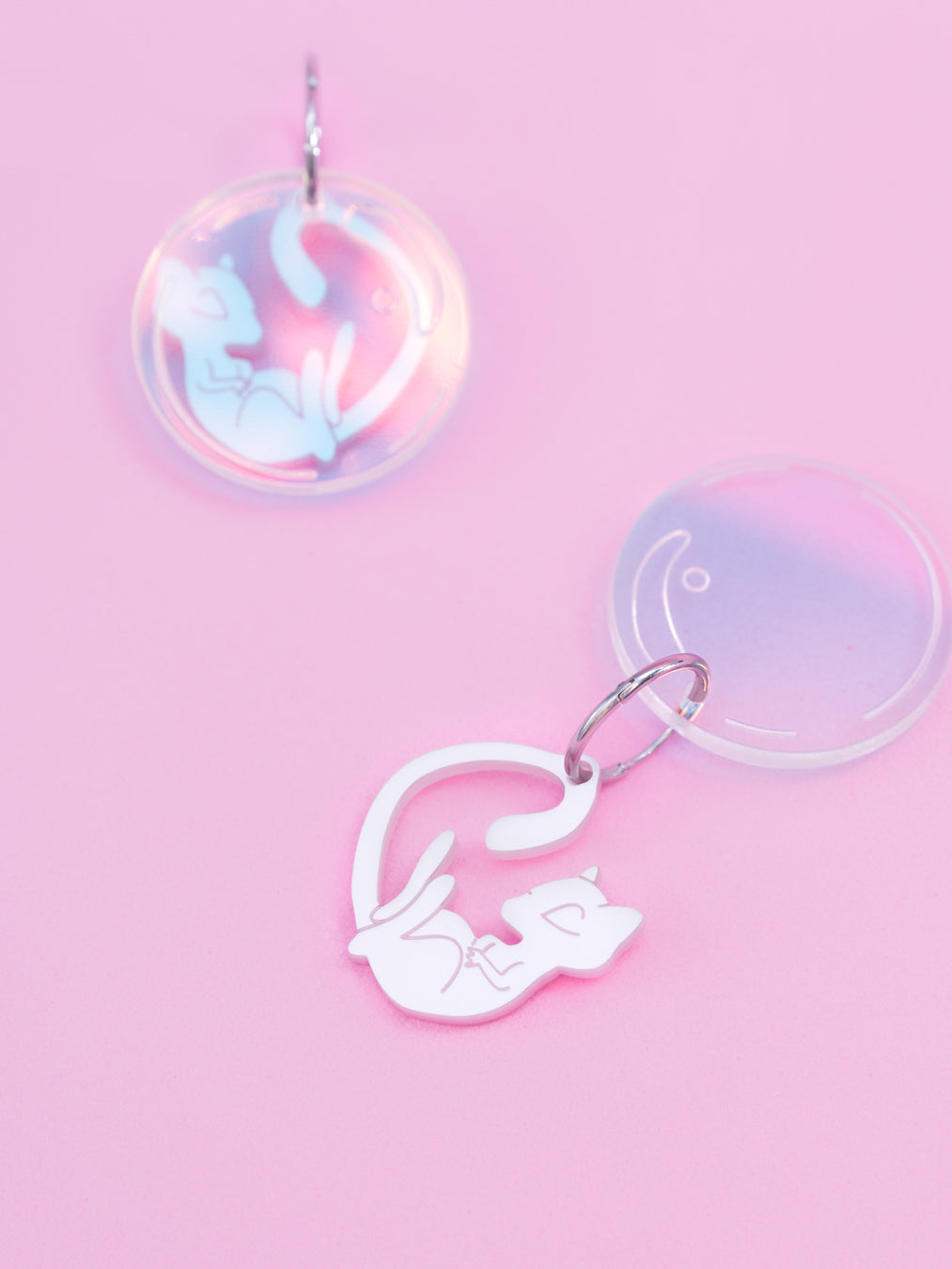 Pendientes de metacrilato inspirados en la serie Pokémon, en este caso el nº151 Mew en rosa metalizado y burbuja en iridiscente. Con aros de acero inoxidable