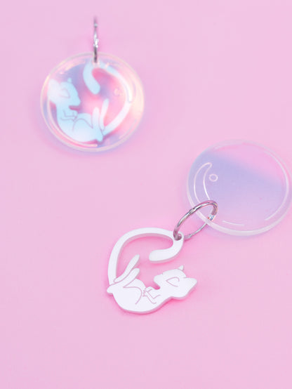 Pendientes de metacrilato inspirados en la serie Pokémon, en este caso el nº151 Mew en rosa metalizado y burbuja en iridiscente. Con aros de acero inoxidable