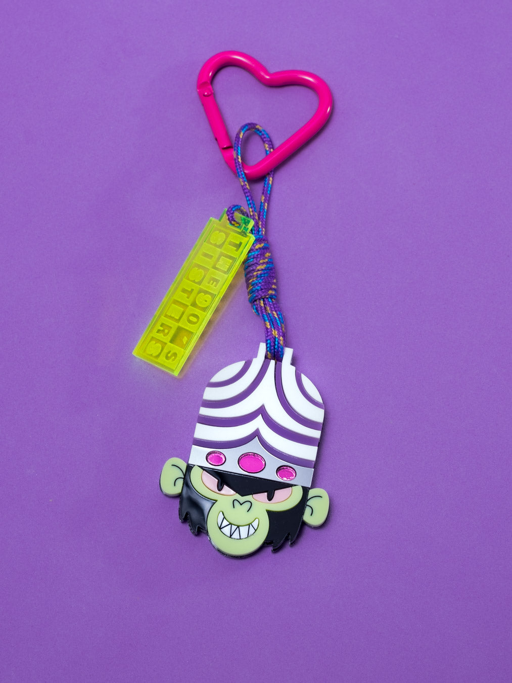 Maxillavero inspirado en Mojo Jojo el villano principal de Las Supernenas. Con mosqueton de corazón para colgarlo en tus bolsos o donde quieras