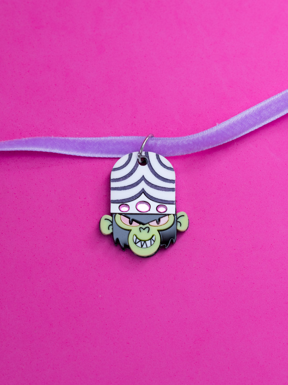 Choker de metacrilato inspirado en el villano principal de Las Supernenas, Mojo Jojo. Acero inoxidable y anillas plateadas.