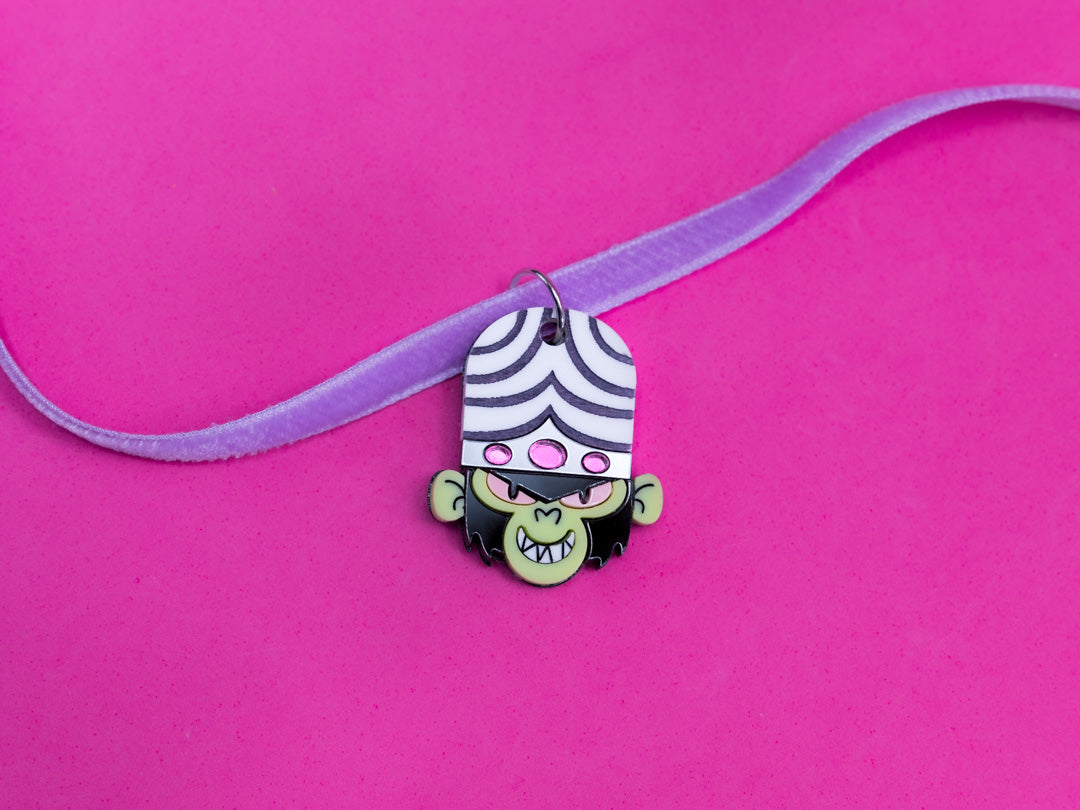 Choker de metacrilato inspirado en el villano principal de Las Supernenas, Mojo Jojo. Acero inoxidable y anillas plateadas.