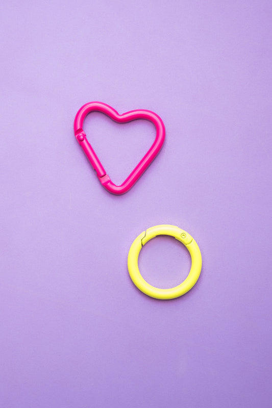 mosquetones amarillo redondo y en forma de corazon rosa