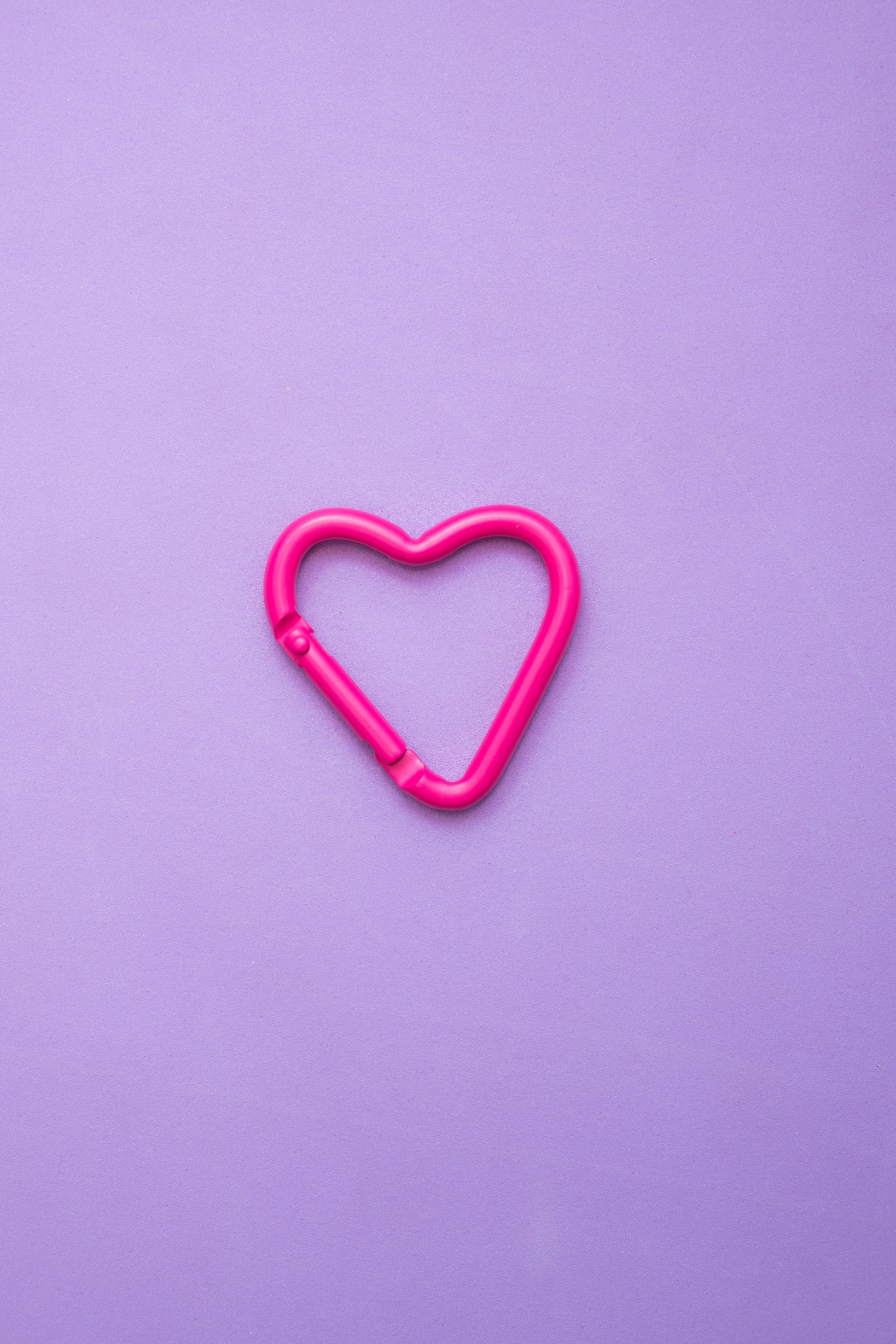 mosquetón rosa con forma de corazón