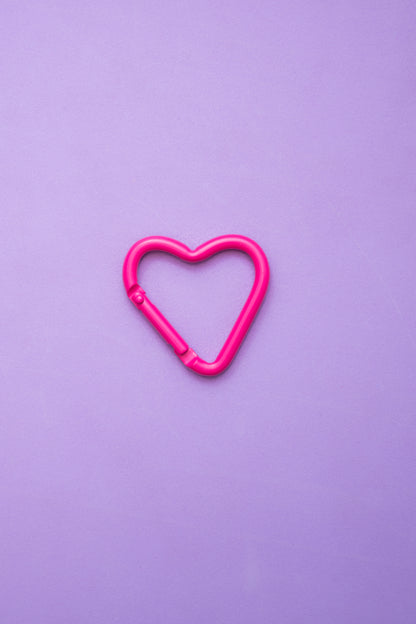 mosquetón rosa con forma de corazón