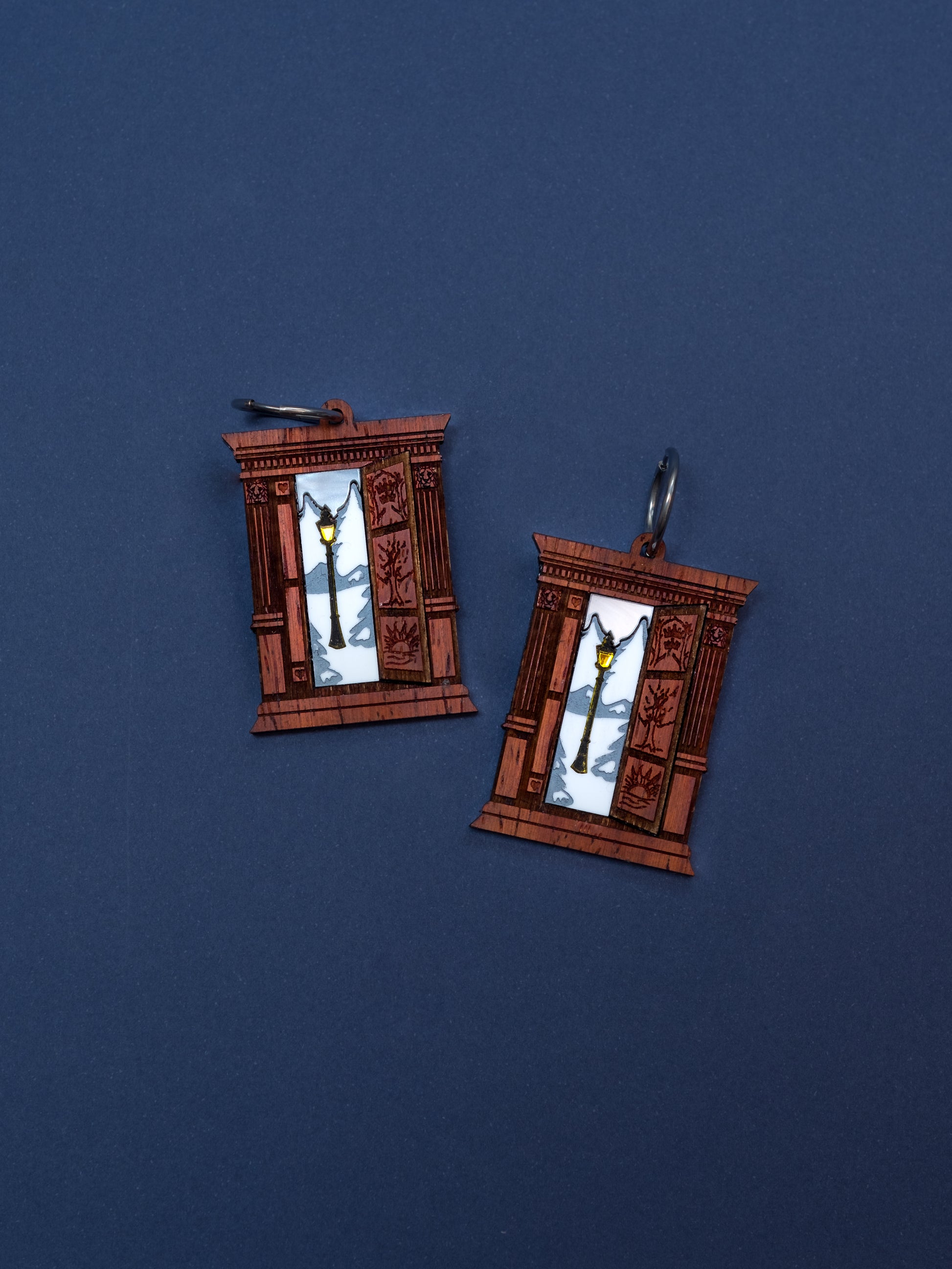Pendientes de metacrilato inspirados en la pelicula de fantasia Narnia. Hecho con metacrilato blanco y espejo amarillo y con plancha de madera. Con aros de acero inoxidable