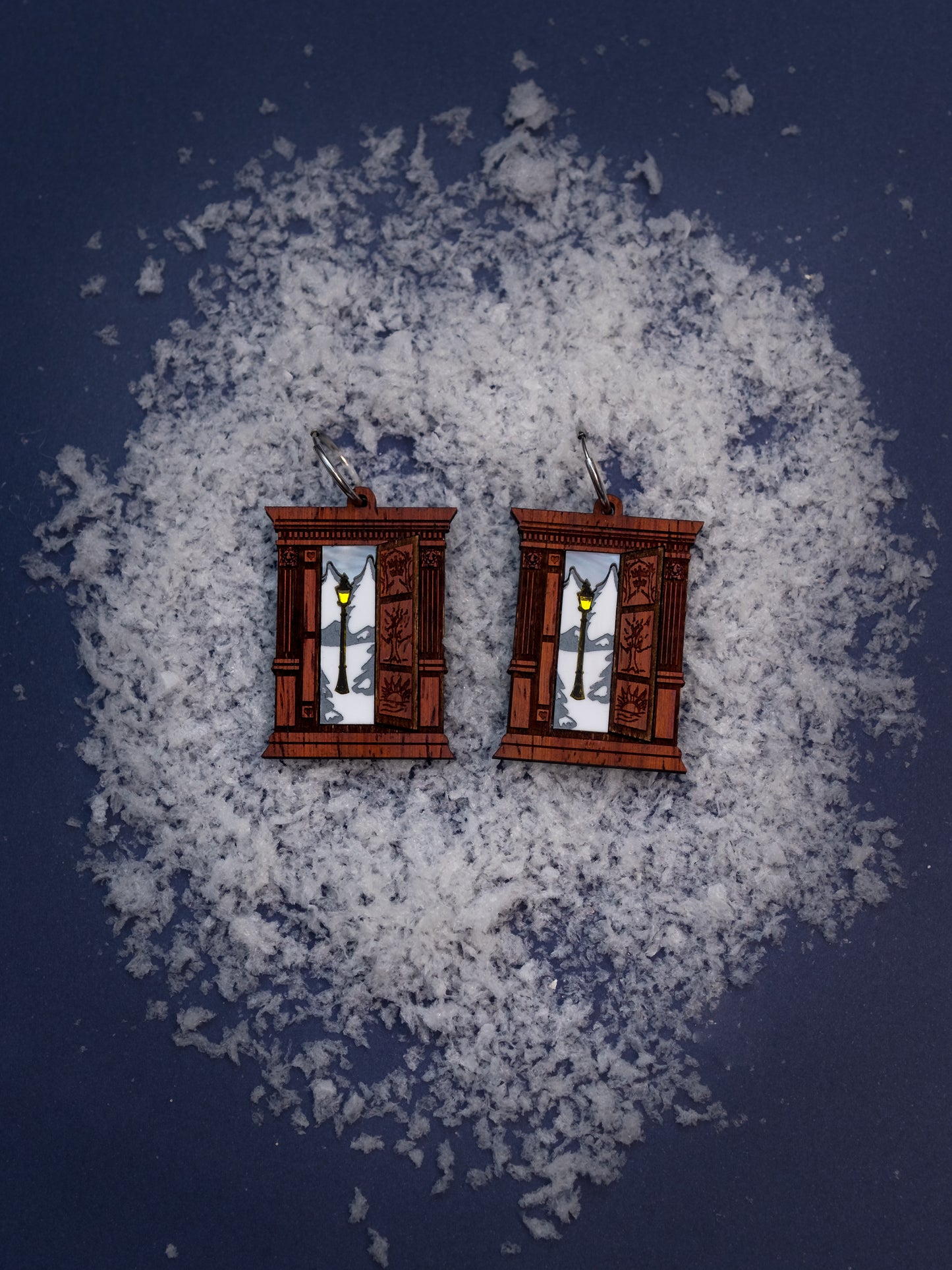 Pendientes de metacrilato inspirados en la pelicula de fantasia Narnia. Hecho con metacrilato blanco y espejo amarillo y con plancha de madera. Con aros de acero inoxidable