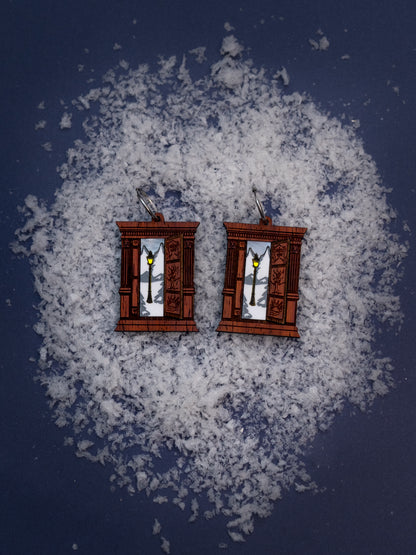 Pendientes de metacrilato inspirados en la pelicula de fantasia Narnia. Hecho con metacrilato blanco y espejo amarillo y con plancha de madera. Con aros de acero inoxidable