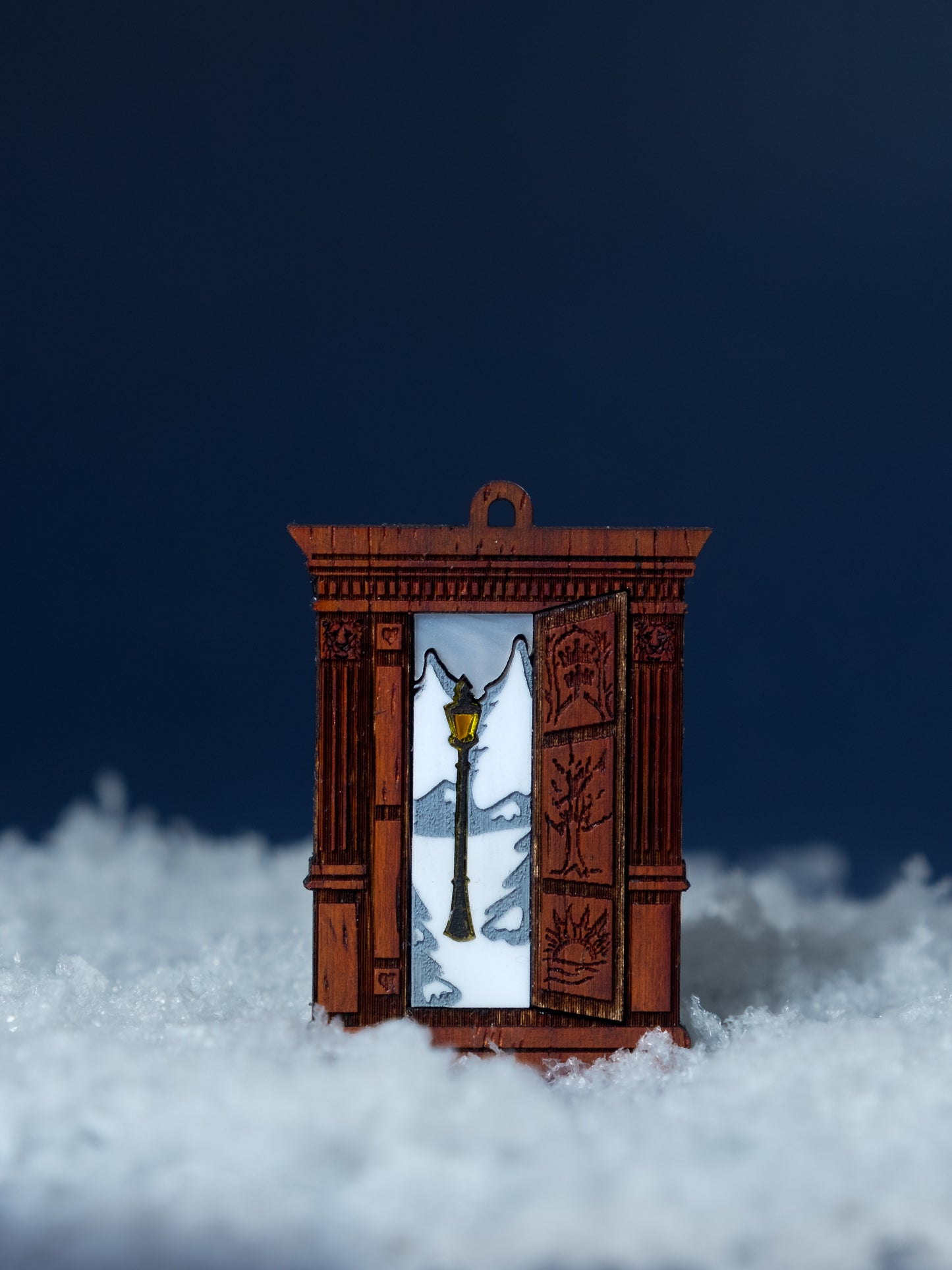 Pendientes de metacrilato inspirados en la pelicula de fantasia Narnia. Hecho con metacrilato blanco y espejo amarillo y con plancha de madera.