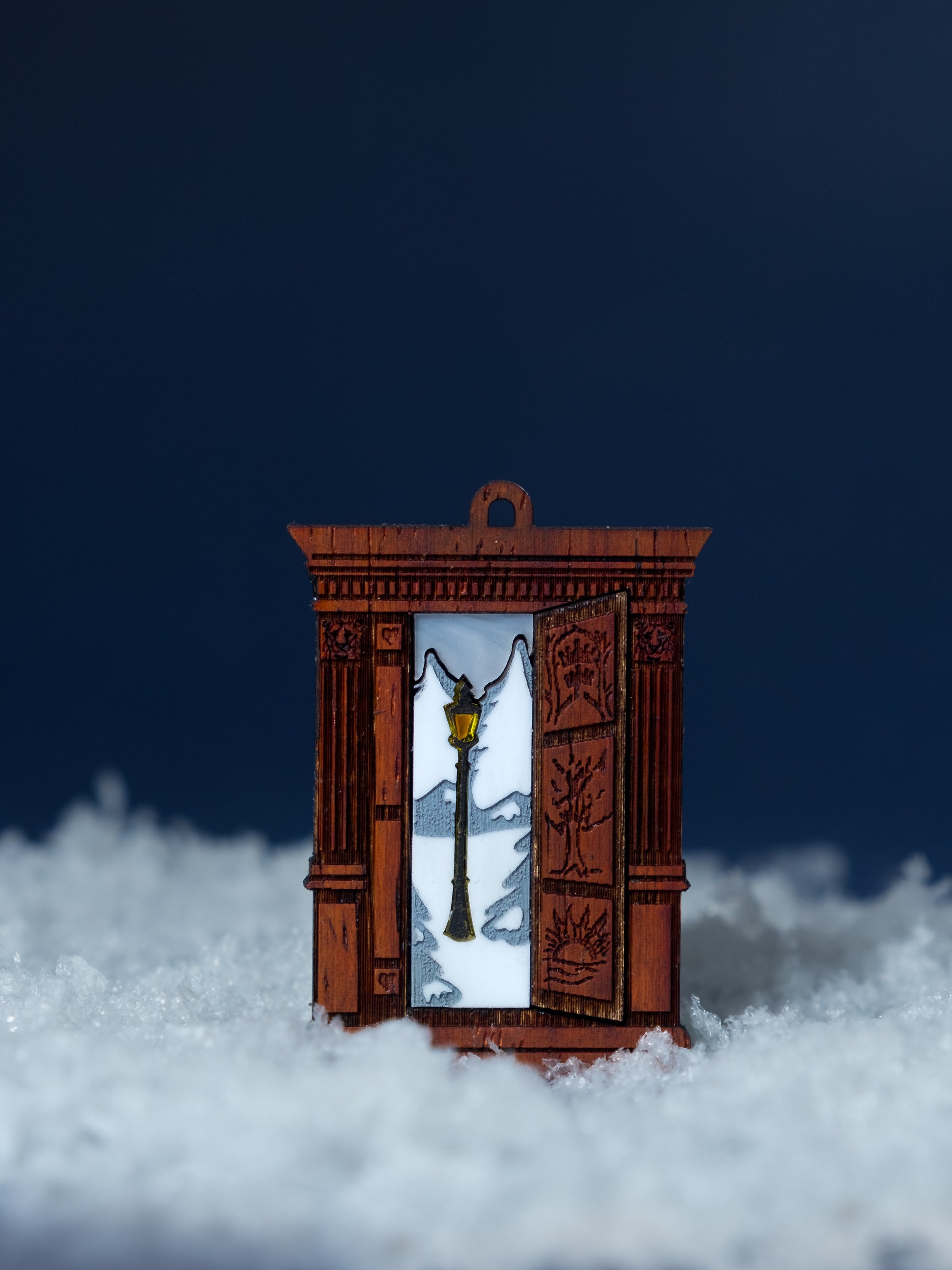 Pendientes de metacrilato inspirados en la pelicula de fantasia Narnia. Hecho con metacrilato blanco y espejo amarillo y con plancha de madera.