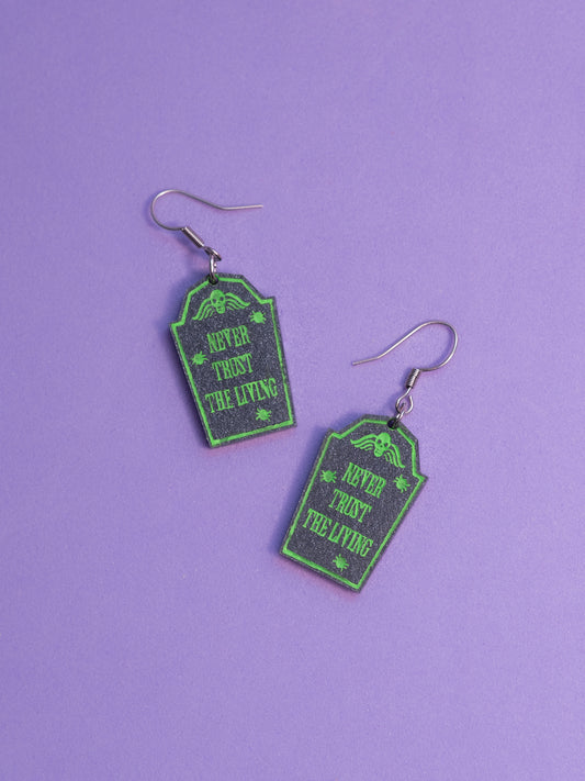 pendientes con forma de tumba en metacrilato efecto piedra y pintados a mano en verde fluorescente 
