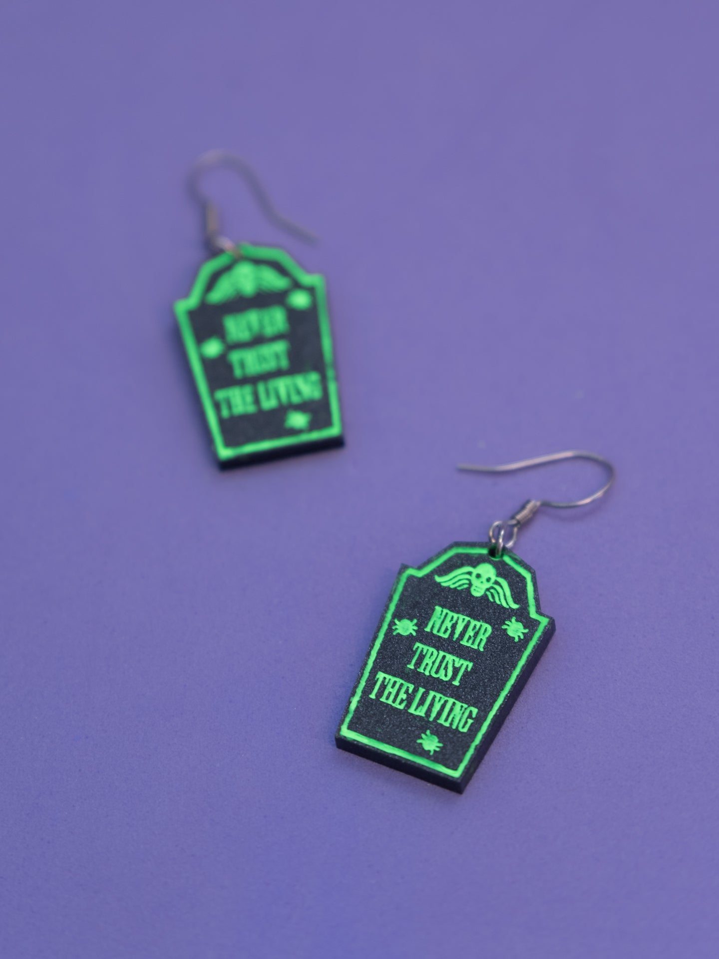 pendientes con forma de tumba en metacrilato efecto piedra y pintados a mano en verde fluorescente