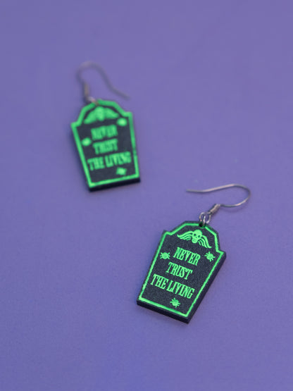 pendientes con forma de tumba en metacrilato efecto piedra y pintados a mano en verde fluorescente