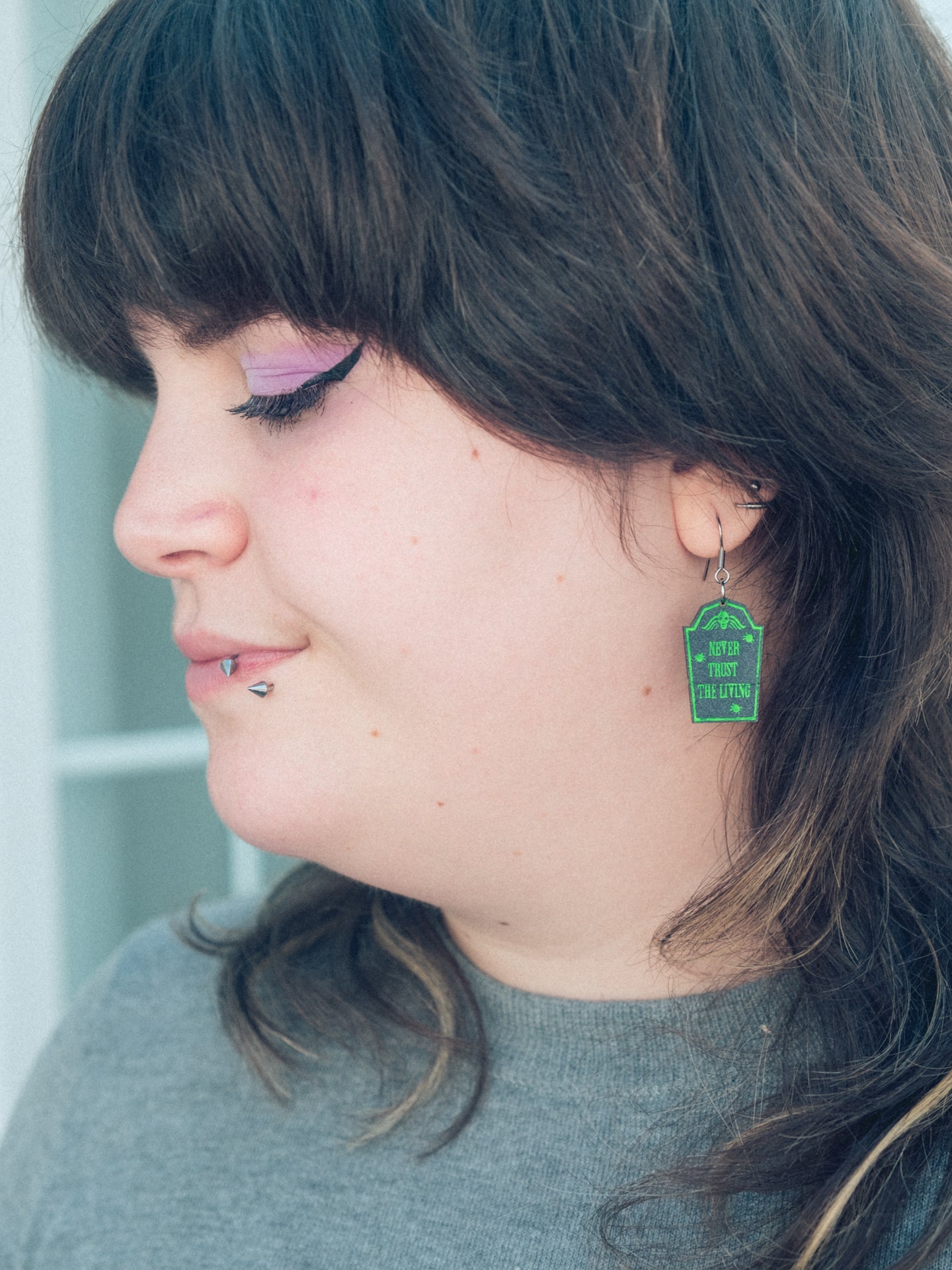 pendientes con forma de tumba en metacrilato efecto piedra y pintados a mano en verde fluorescente
