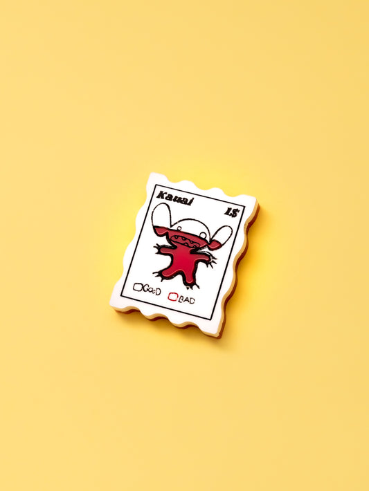 Broche de metacrilato inspirado en la película de Lilo y Stitch. En colores blanco y rojo.