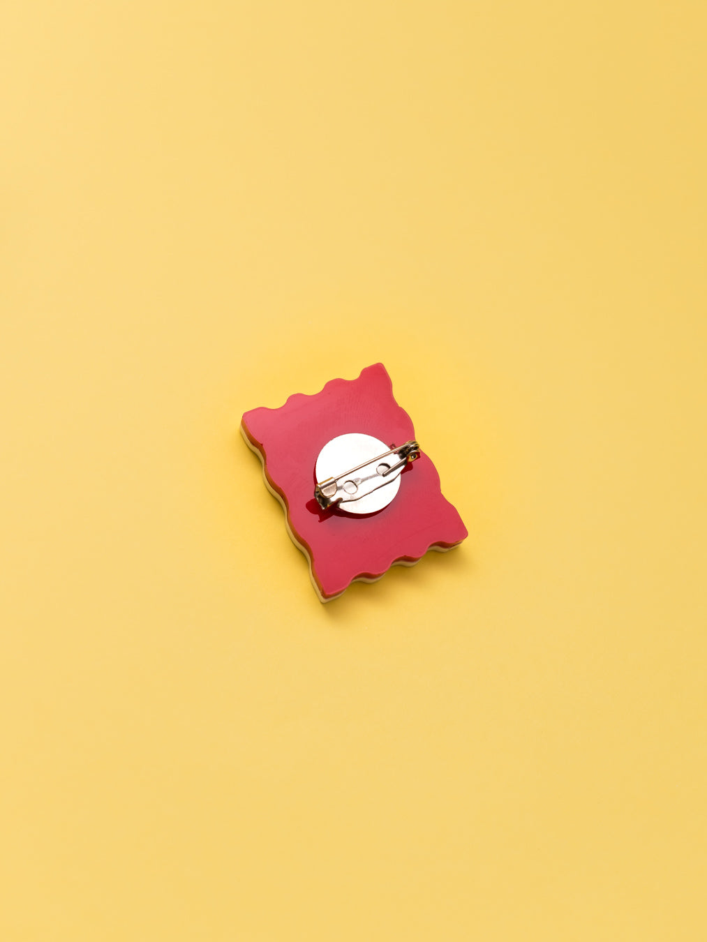 Broche de metacrilato inspirado en la película de Lilo y Stitch. En colores blanco y rojo.