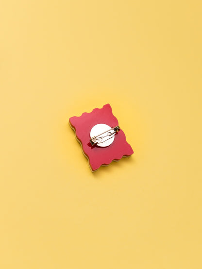 Broche de metacrilato inspirado en la película de Lilo y Stitch. En colores blanco y rojo.