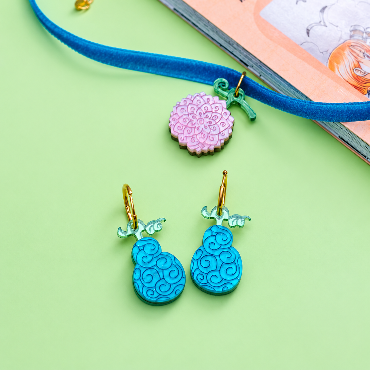 Pendientes inspirados en tu anime favorito, Nueces de belcebu o frutas del diablo hechas de metacrilato de diferentes colores, en este caso rosa y espejo vere para la furta que esta en el choker y azul y verde para los pendientes. hana hana no mi y gura gura no mi