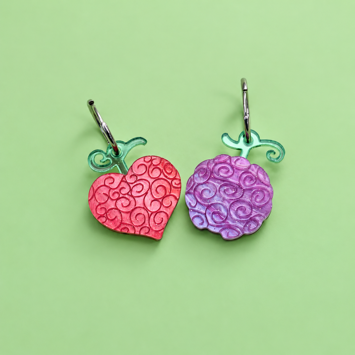 Pendientes inspirados en tu anime favorito, Nueces de belcebu o frutas del diablo hechas de metacrilato de diferentes colores, en este caso pareja de pendientes una en rojo aguas y otra en morado aguas. Ope ope no mi y gomu gomu no mi