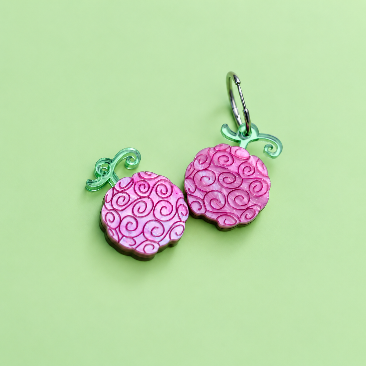 Pendientes inspirados en tu anime favorito, Nueces de belcebu o frutas del diablo hechas de metacrilato de diferentes colores, en este caso pareja de pendientes morado y espejo verde. Gomu gomu no mi