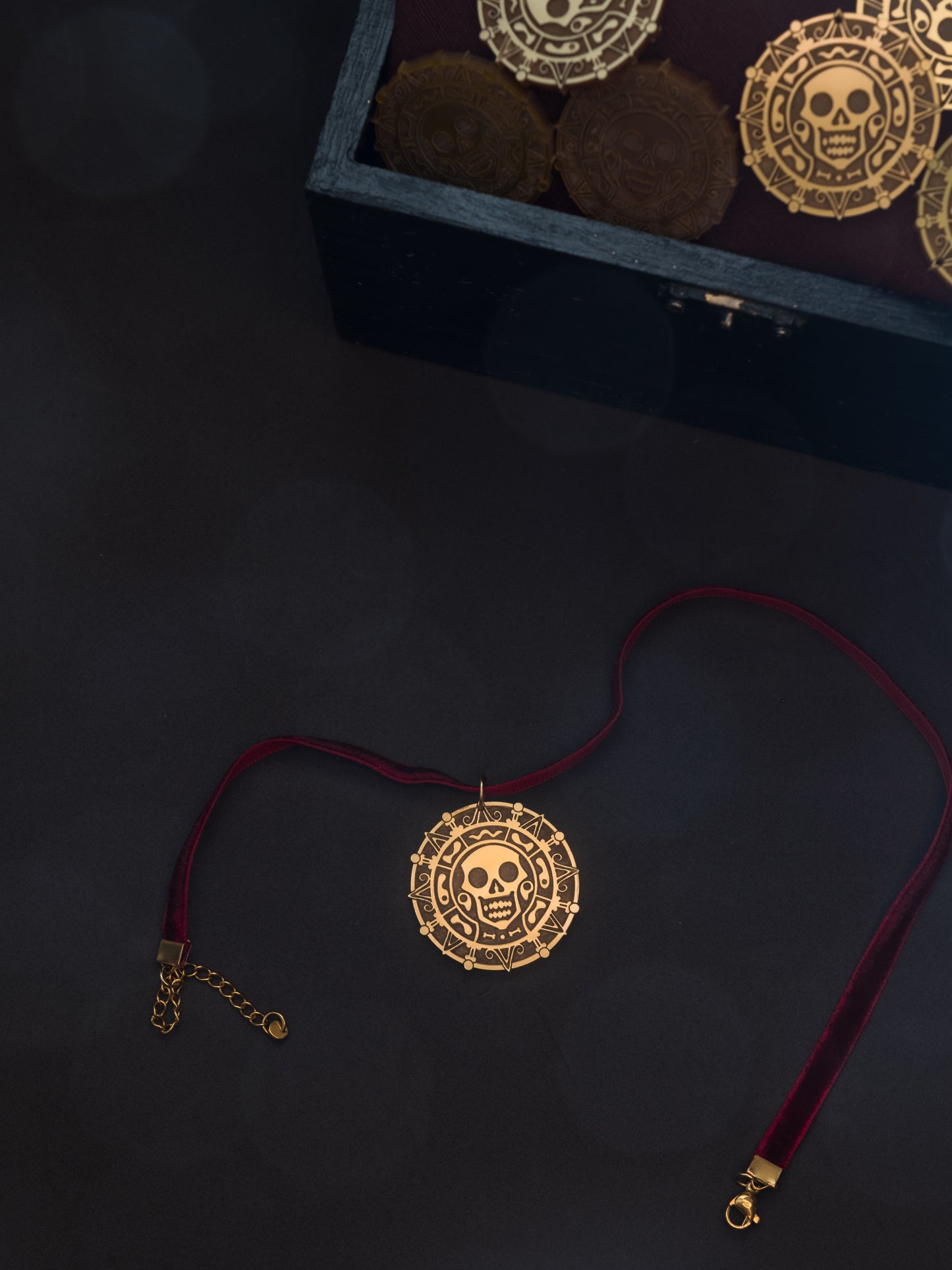 Choker de metacrilato inspirado en las peliculas de piratas. Hecho con metacrilato dorado y choker de color burdeos, terminaciones en dorado