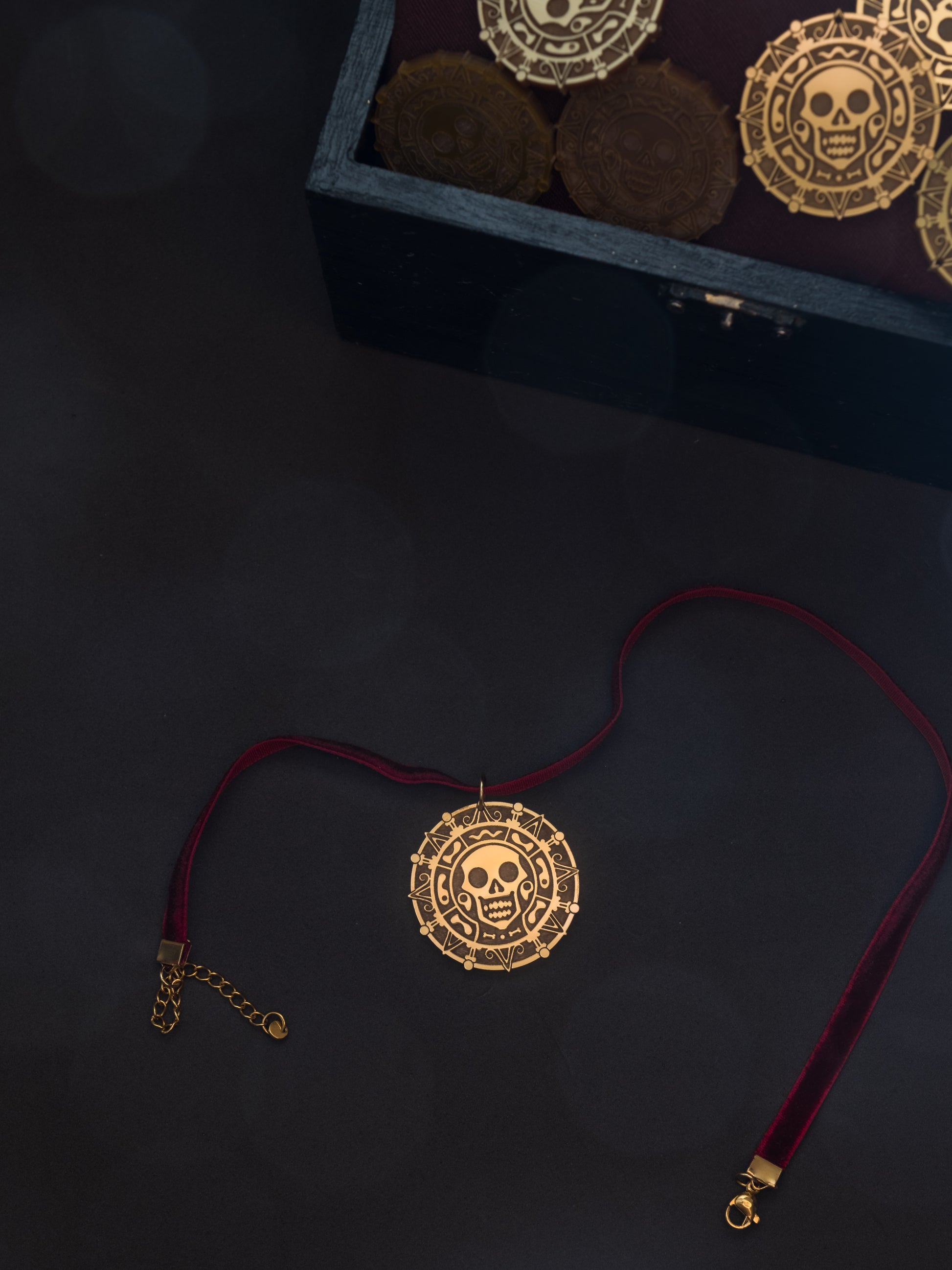 Choker de metacrilato inspirado en las peliculas de piratas. Hecho con metacrilato dorado y choker de color burdeos, terminaciones en dorado