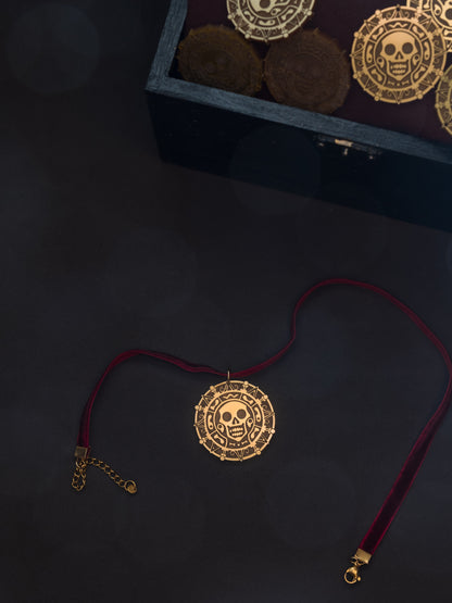 Choker de metacrilato inspirado en las peliculas de piratas. Hecho con metacrilato dorado y choker de color burdeos, terminaciones en dorado