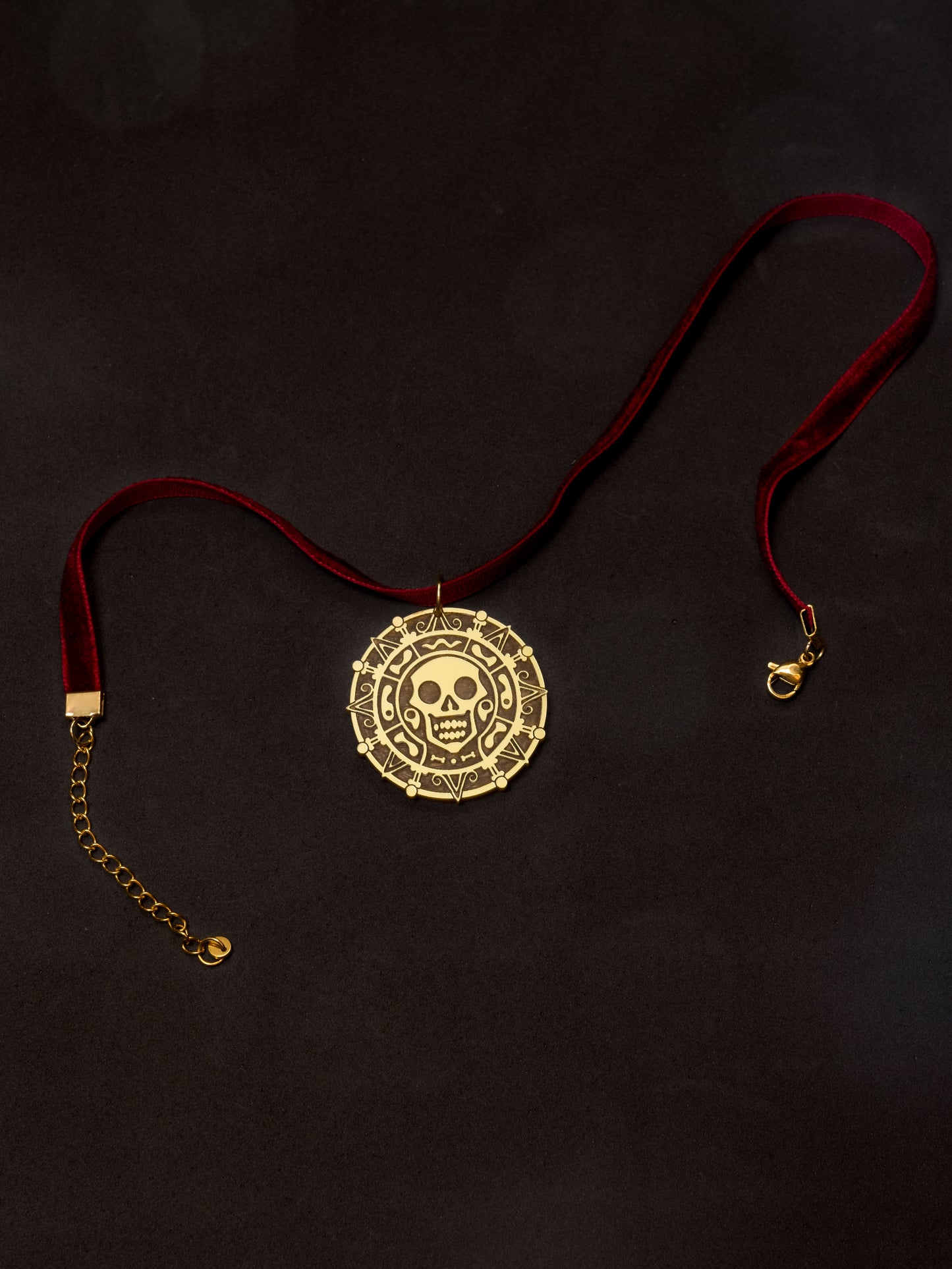 Choker de metacrilato inspirado en las peliculas de piratas. Hecho con metacrilato dorado y choker de color burdeos, terminaciones en dorado