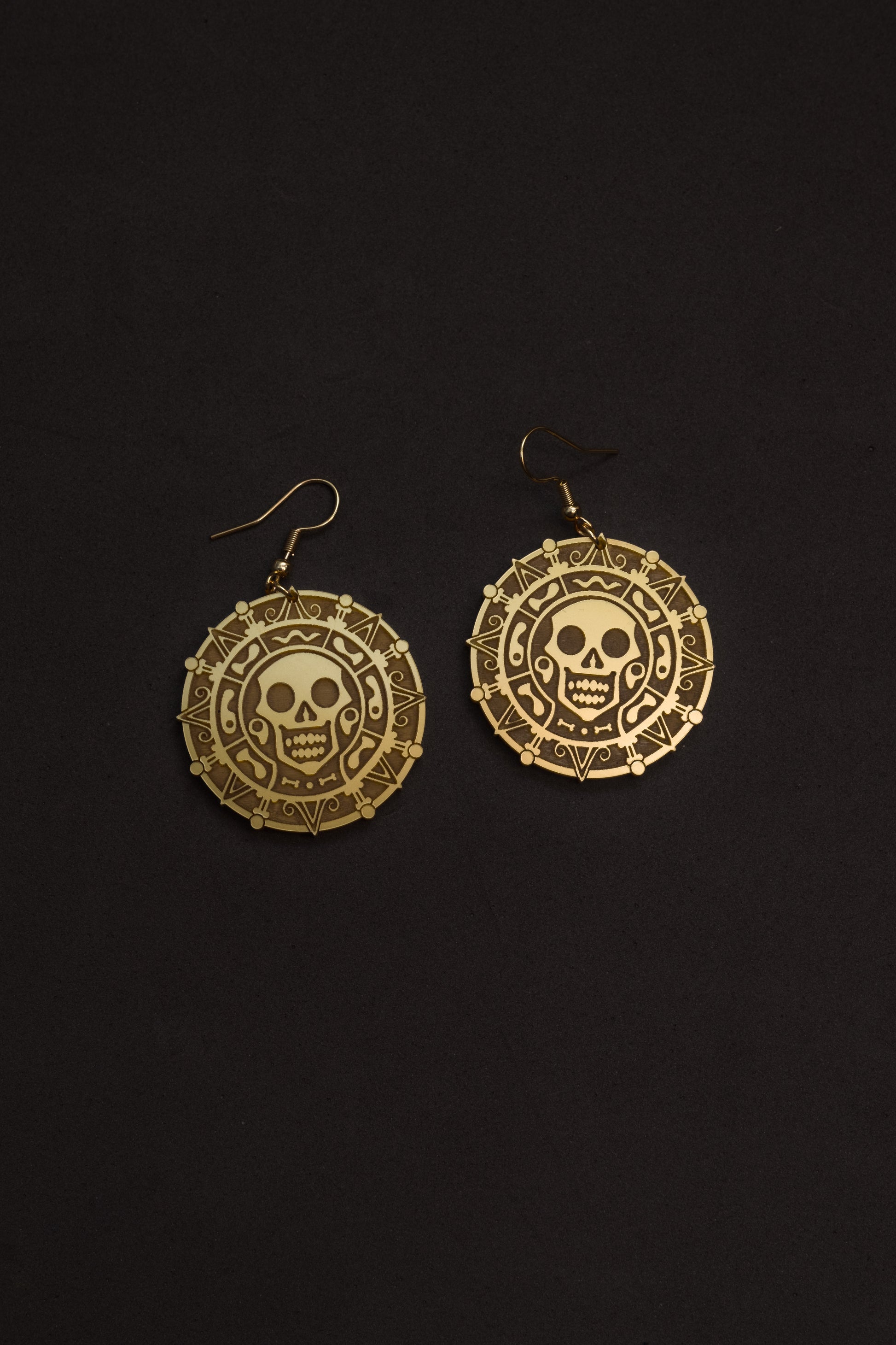 Pendientes de metacrilato inspirados en las películas de piratas. Hechos con metacrilato dorado y ganchos de acero inoxidable dorados