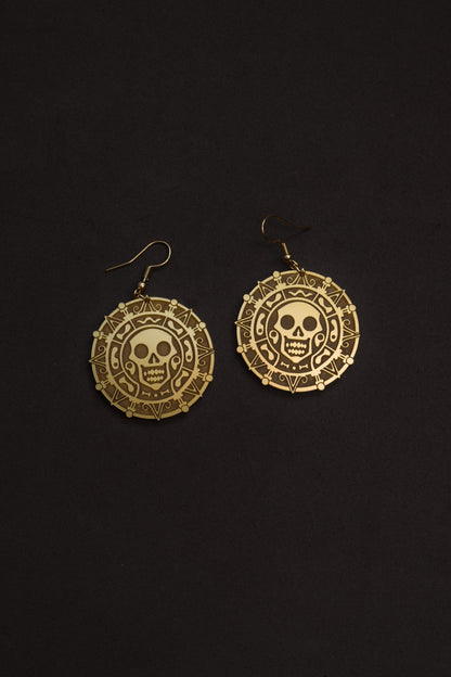 Pendientes de metacrilato inspirados en las películas de piratas. Hechos con metacrilato dorado y ganchos de acero inoxidable dorados