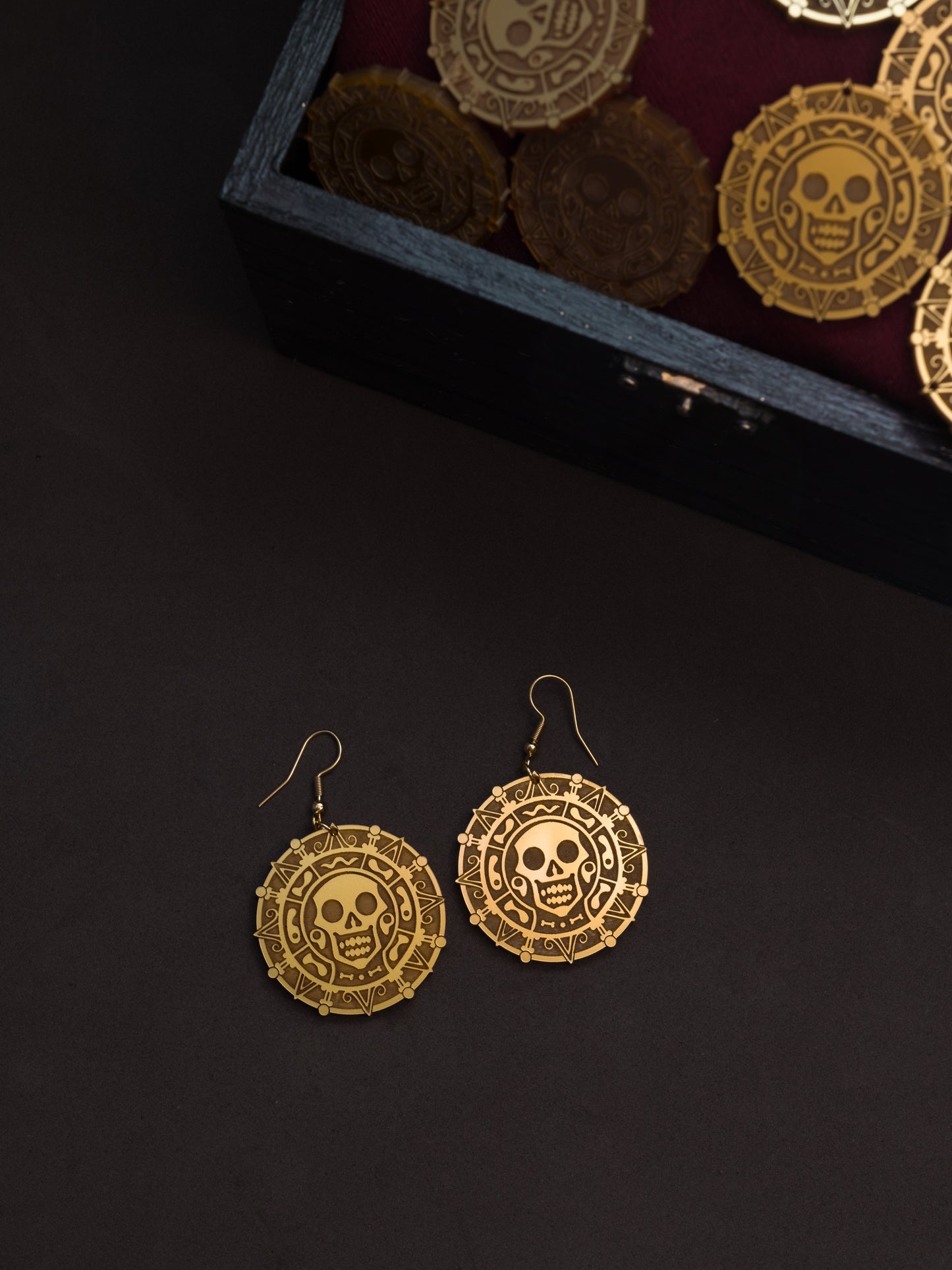 Pendientes de metacrilato inspirados en las peliculas de piratas. Hechos con metacrilato dorado y ganchos de acero inoxidable dorados