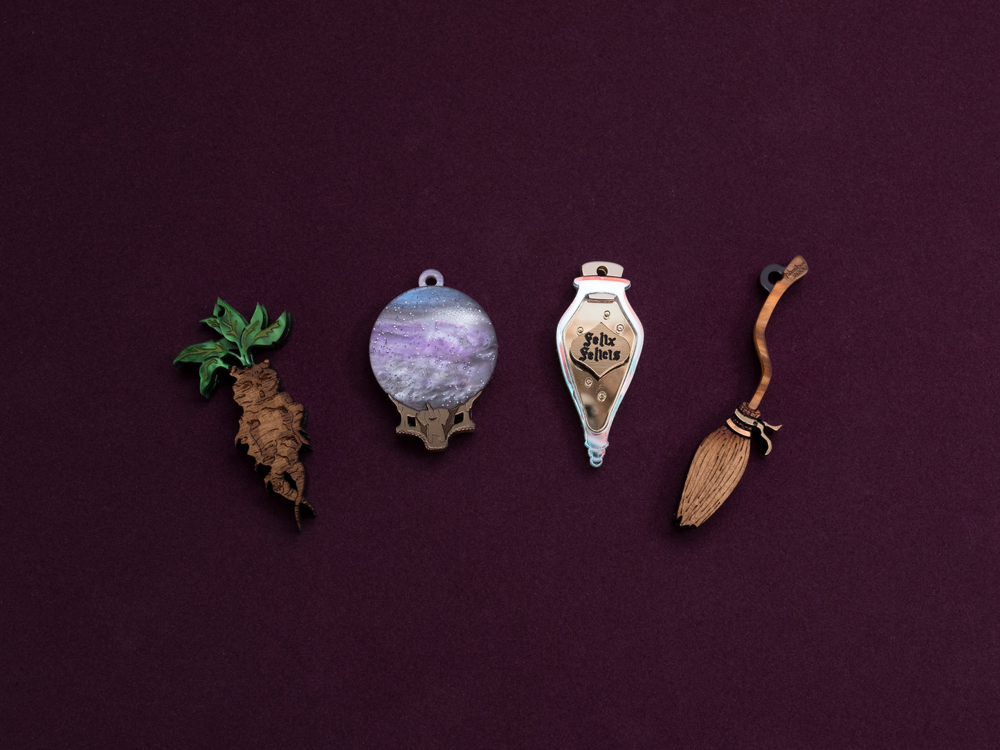 Pack de 4 pendientes de metacrilato inspirados en el mundo mágico, la mandragora, el orbe, la poción y la escoba, hechos con diferentes colores de metacrilato y con plancha de madera