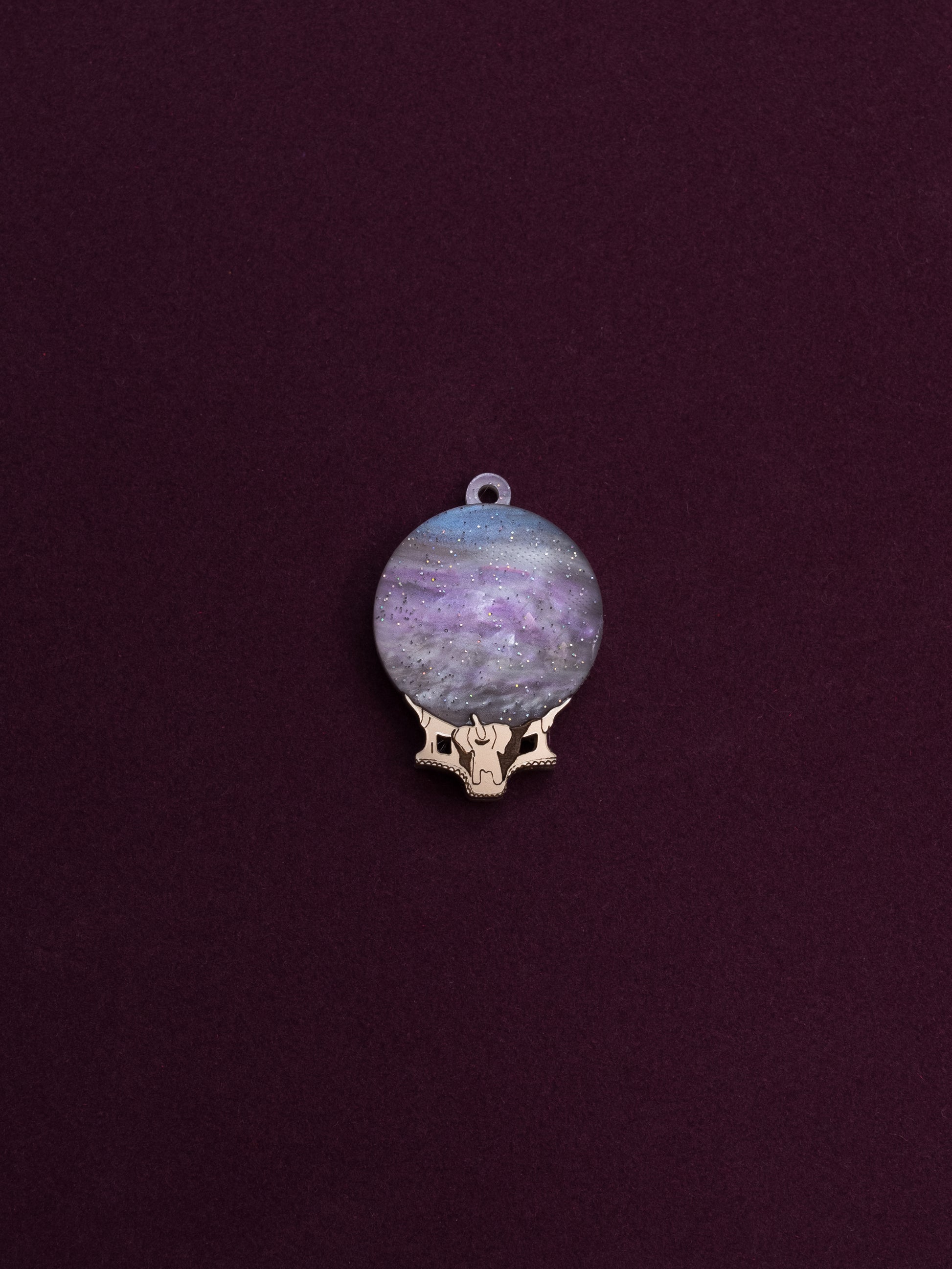 Pack de 4 pendientes de metacrilato inspirados en el mundo mágico, en este caso el orbe, con metacrilato aguas purpurina dorado y rematado con resina