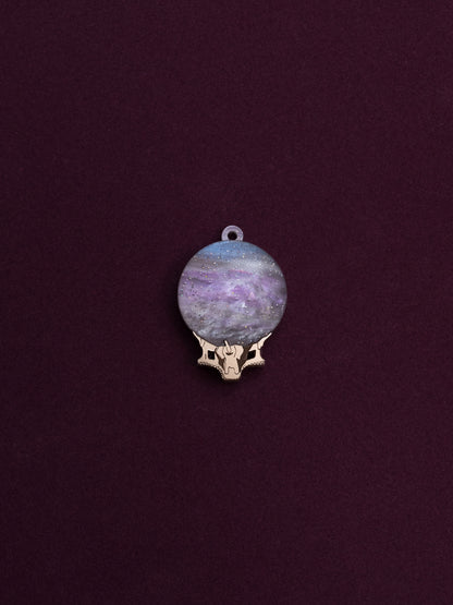 Pack de 4 pendientes de metacrilato inspirados en el mundo mágico, en este caso el orbe, con metacrilato aguas purpurina dorado y rematado con resina