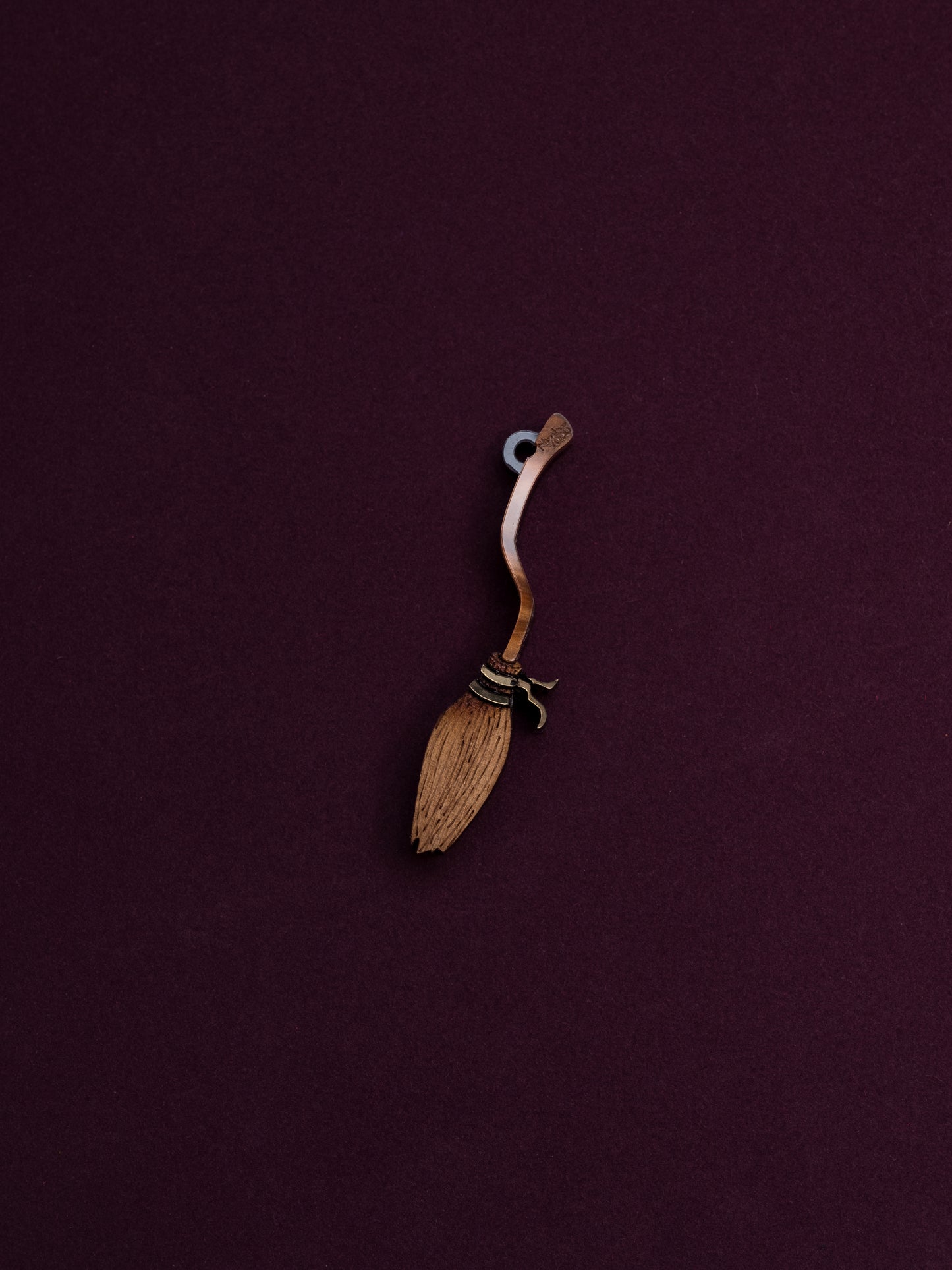Pack de 4 pendientes de metacrilato inspirados en el mundo mágico, en este caso la escoba voladora hecha con metacrilato marrón y madera