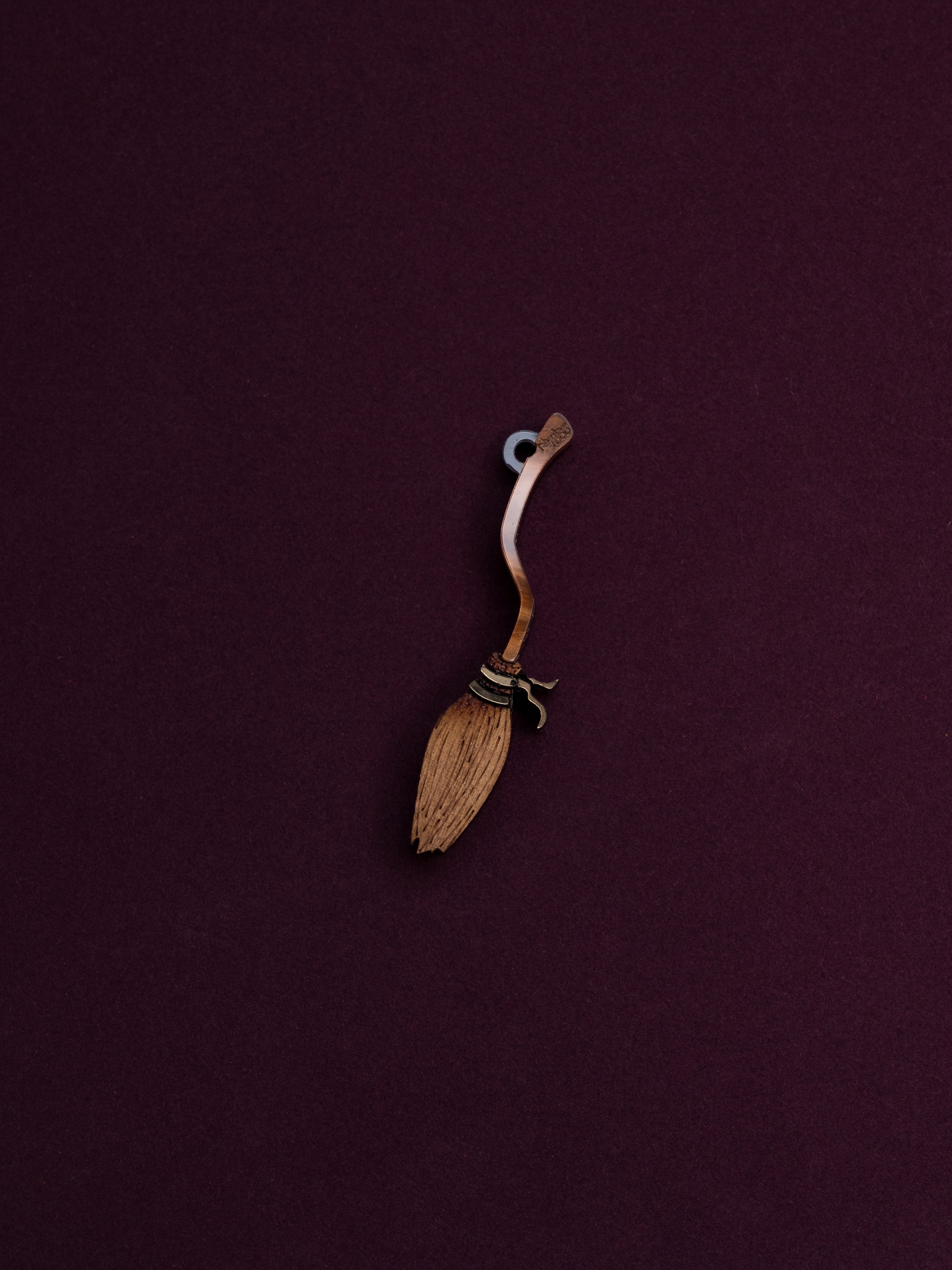 Pack de 4 pendientes de metacrilato inspirados en el mundo mágico, en este caso la escoba voladora hecha con metacrilato marrón y madera