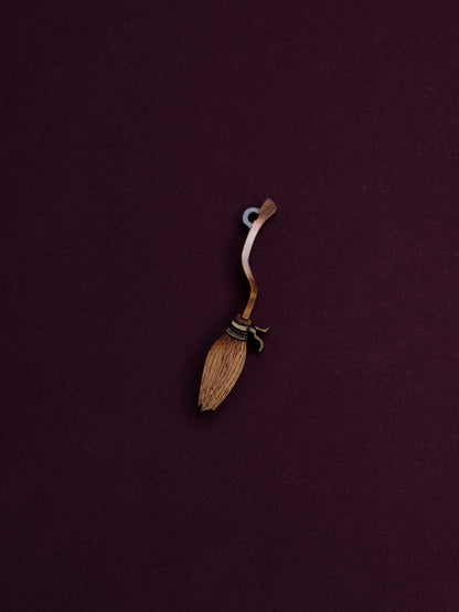 Pack de 4 pendientes de metacrilato inspirados en el mundo mágico, en este caso la escoba voladora hecha con metacrilato marrón y madera