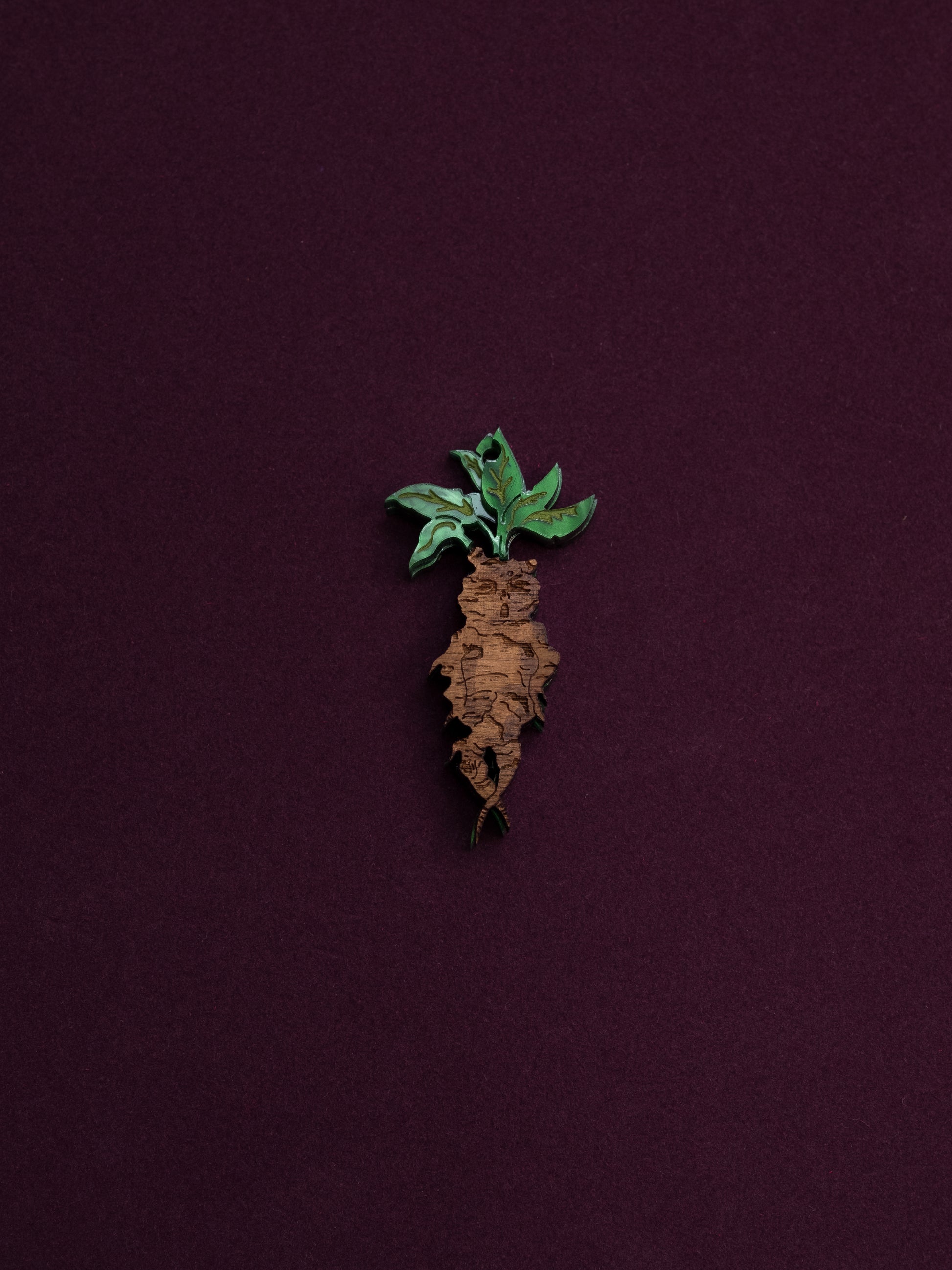 Pack de 4 pendientes de metacrilato inspirados en el mundo mágico, en este caso la mandragora hecha con metacrilato verde y madera